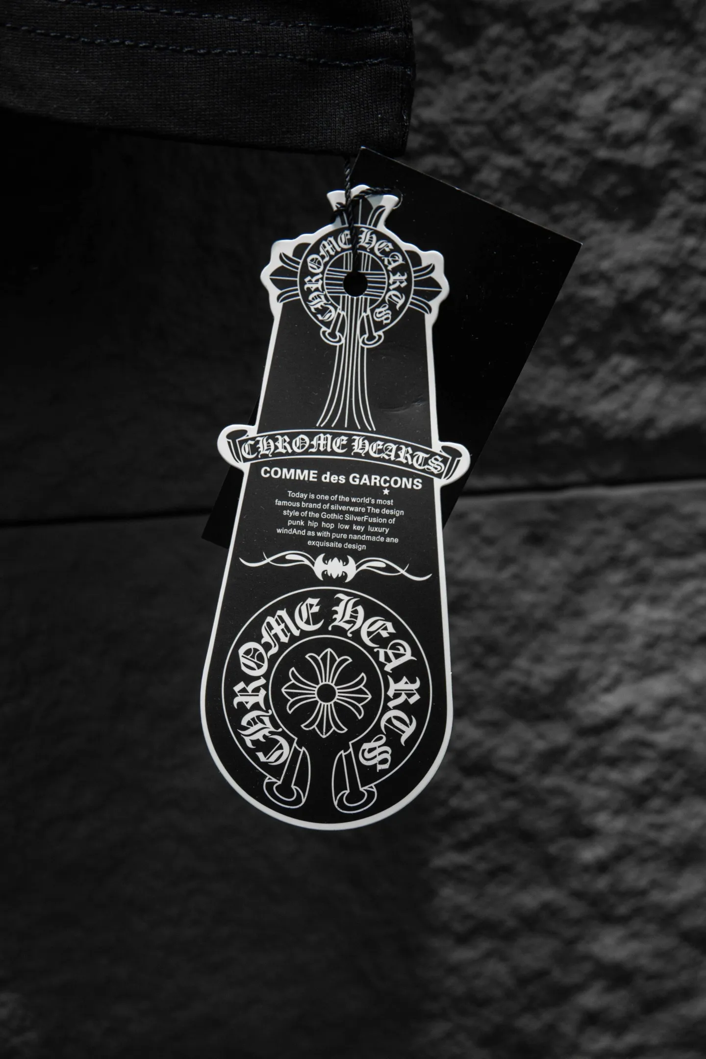 P180 🆕Chrome hearts 25ss os version is really charming and Chrome hearts are really unique. Each season's new version is made to the extreme. It is very practical and can be worn casually. Nice✔️ - ⚠️100% cotton. It is made of 32-count double yarn, 260-gram weight fabric and imported knitted needle carded cotton. It has moderate thickness, drape and contour, and the upper body is comfortable! ! It is very tolerant to fat body types and can instantly lose five pounds after wearing it!  The front and rear panels are hand-printed on the silk screen platen, and the 3D full-color scan pattern is used as film to ensure that the printing pattern is restored to the highest degree, and the printing is made to have a cracking effect and is reinforced and not easy to fall off. The upper and lower LOGO printing has a strong touch texture. The printing material uses environmentally friendly active water slurry and anti-sublimation liquid for the base. The garments can withstand washing without stripping. The addition of handmade elements to the body of the garment greatly increases the interest of the garment and creates a unique visual effect. After special treatment, a unique effect is formed. An irregular hem is added to the version. This year's Kroxin is the main version. In the past two years, the oversize version has become the focus of the trend and has been a popular staple in the past two years. The change of designers has made this brand an instant hit. The progressive fashion of the times also needs the blood impact of fresh elements and trendy designs in order to continue its glory! It’s stylish both inside and outside, a must-have for high street travel! An absolute "eye-catching style" that can match couples 💏 Color: Black White Size: S M L XL